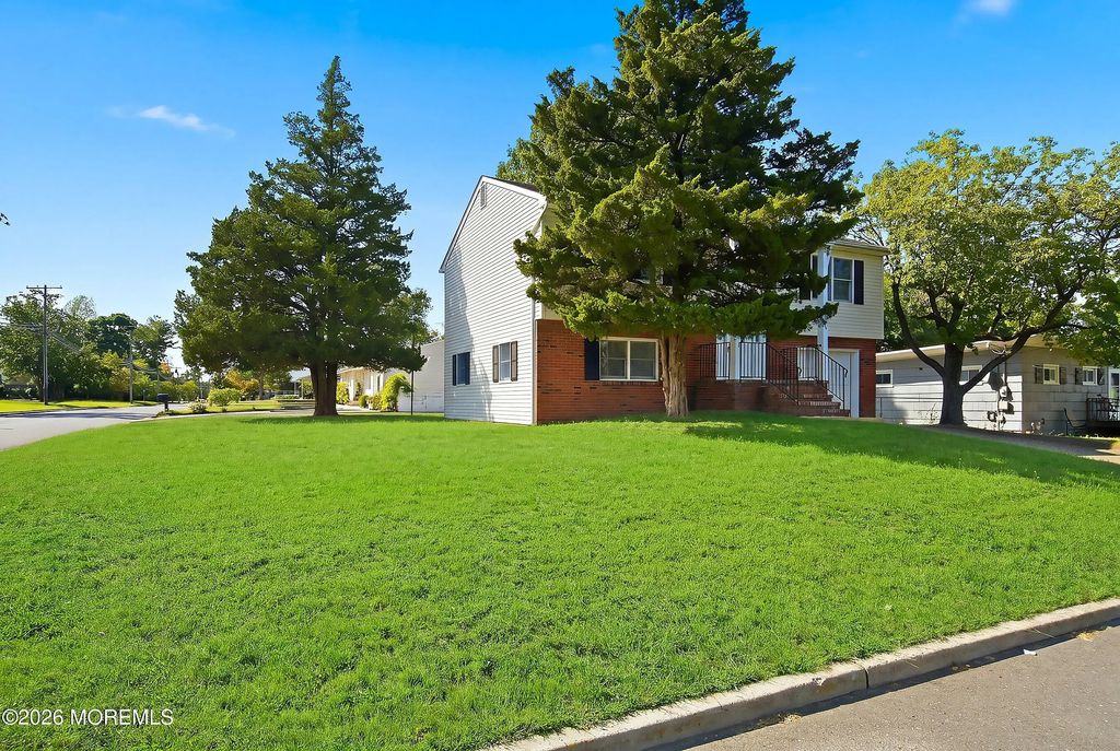 296 Lake Shore Drive, Brick