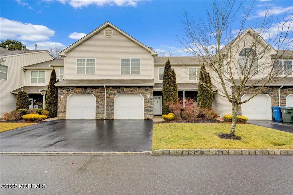 28 Santa Rosa Lane, Tinton Falls