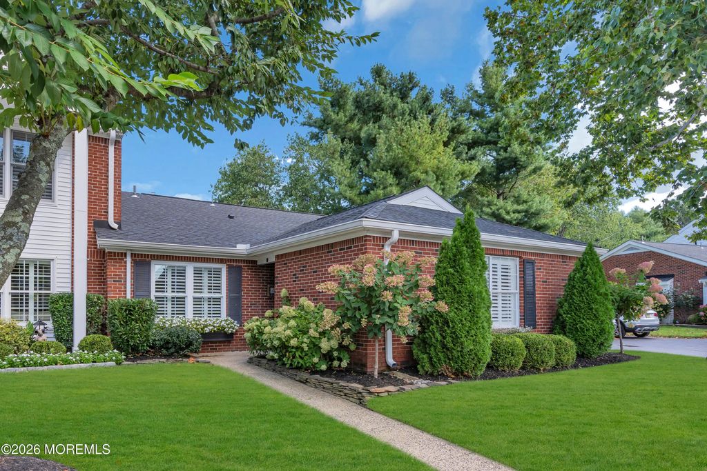 10 Dogwood Court, Spring Lake