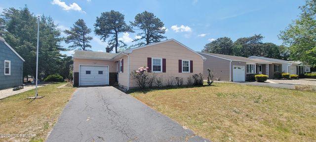 17 Bennington Drive, Toms River