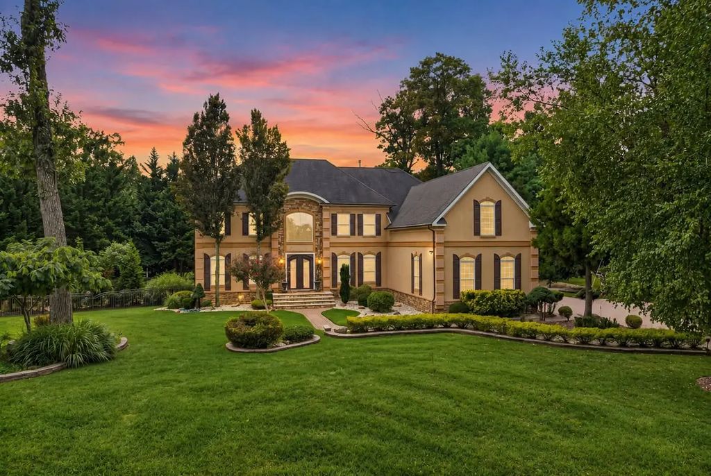 2 Lexington Court, Monroe