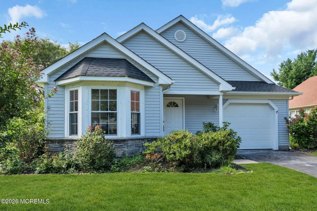 4 Oakmont Road, Lakewood