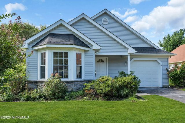 4 Oakmont Road, Lakewood