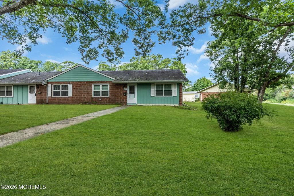 58f Buckingham Dr., Lakewood