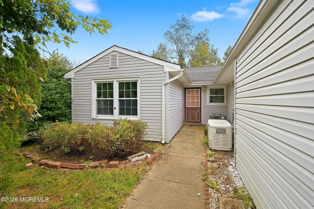 18 Scenic Drive, Freehold