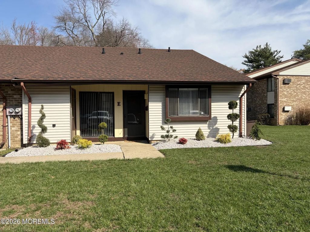 70 Overlook Way E, Manalapan