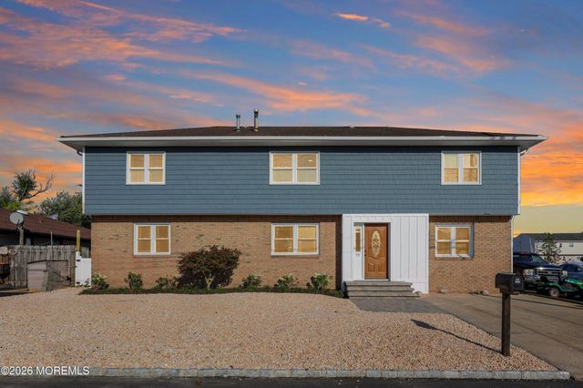 19 Acapulco Drive, Brick
