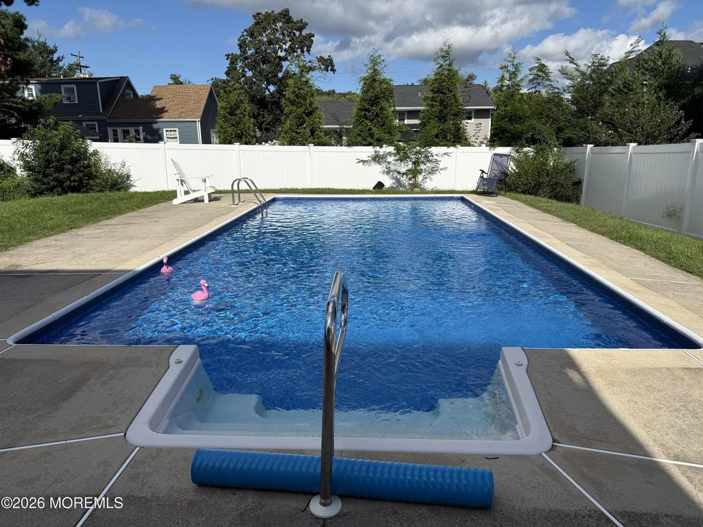 6 Middlesex Road, Matawan
