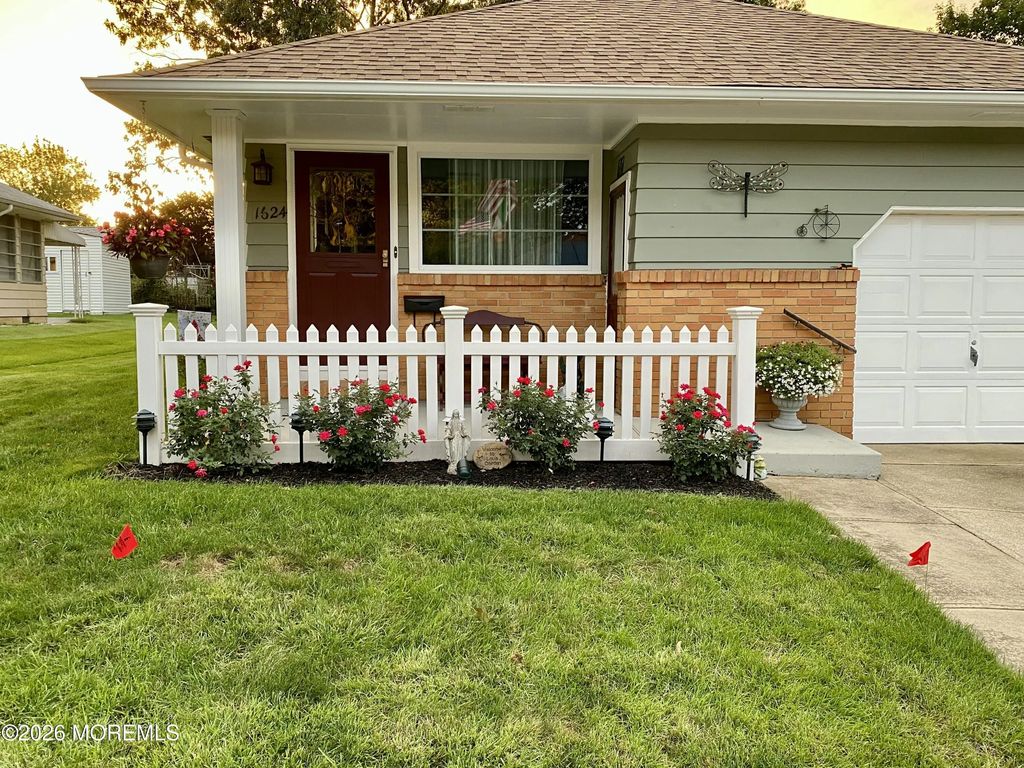 1624 Mount Everest Lane, Toms River
