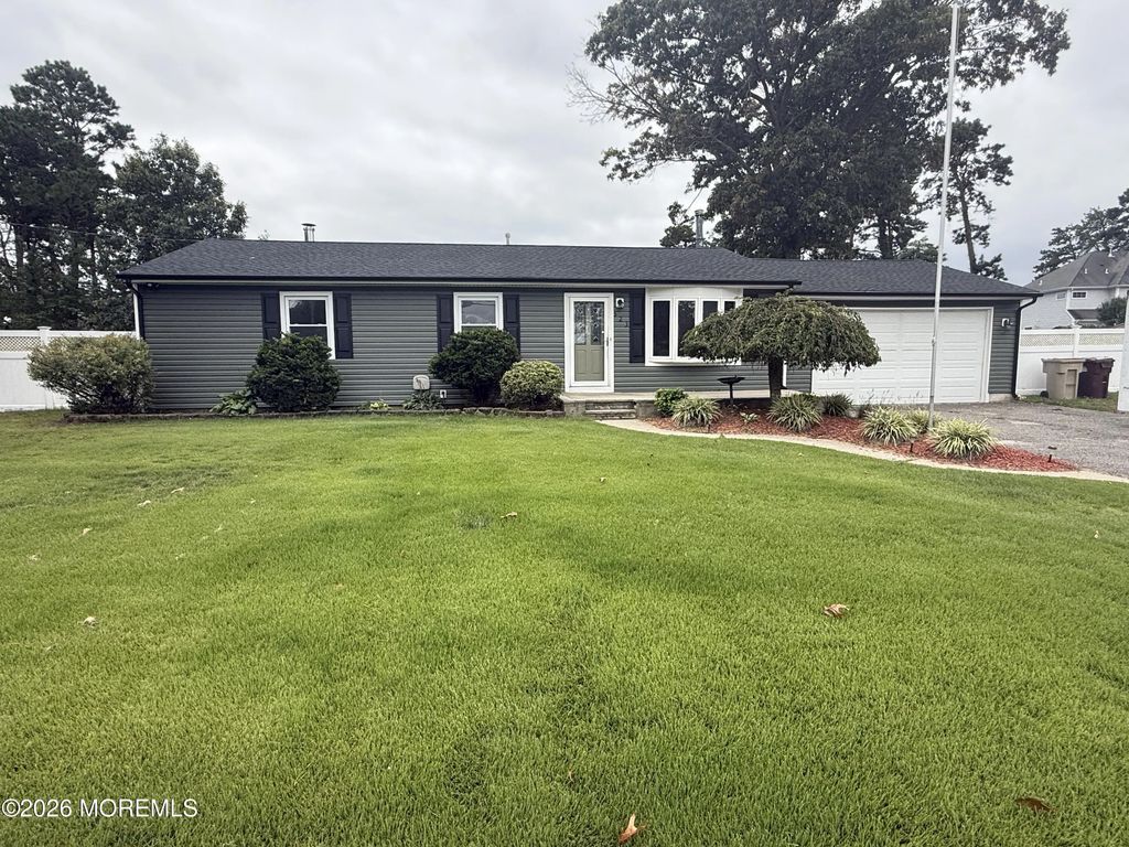 523 Northern Boulevard, Bayville