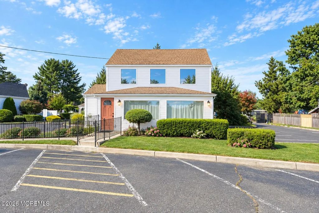 418 Adelphia Road, Farmingdale