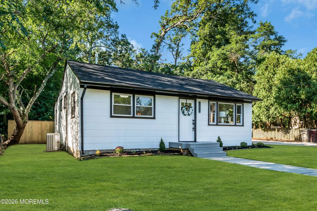 18 Anchorage Boulevard, Bayville