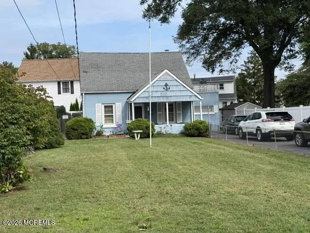 940 Curtis Avenue, Wall