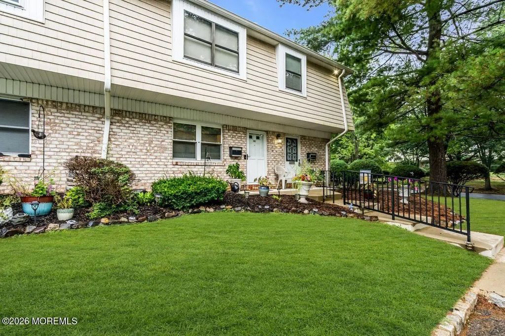 402 Silver Court, Hamilton Square
