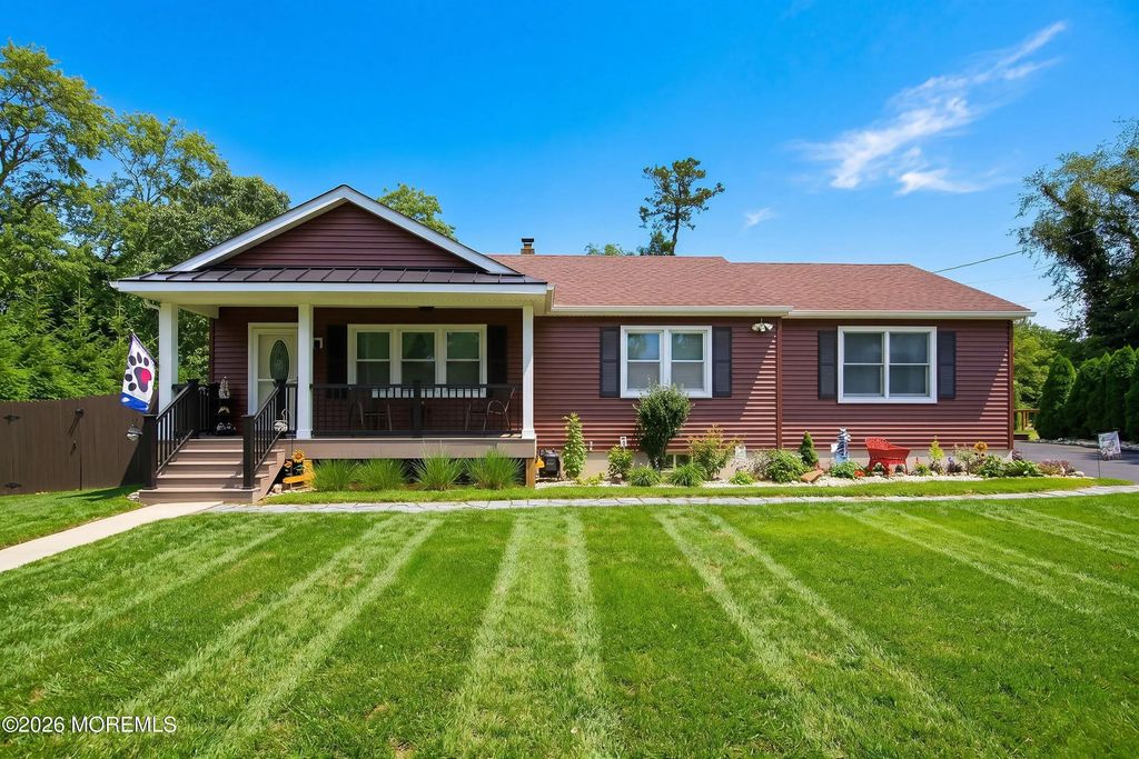15 Bayberry Avenue, Brick