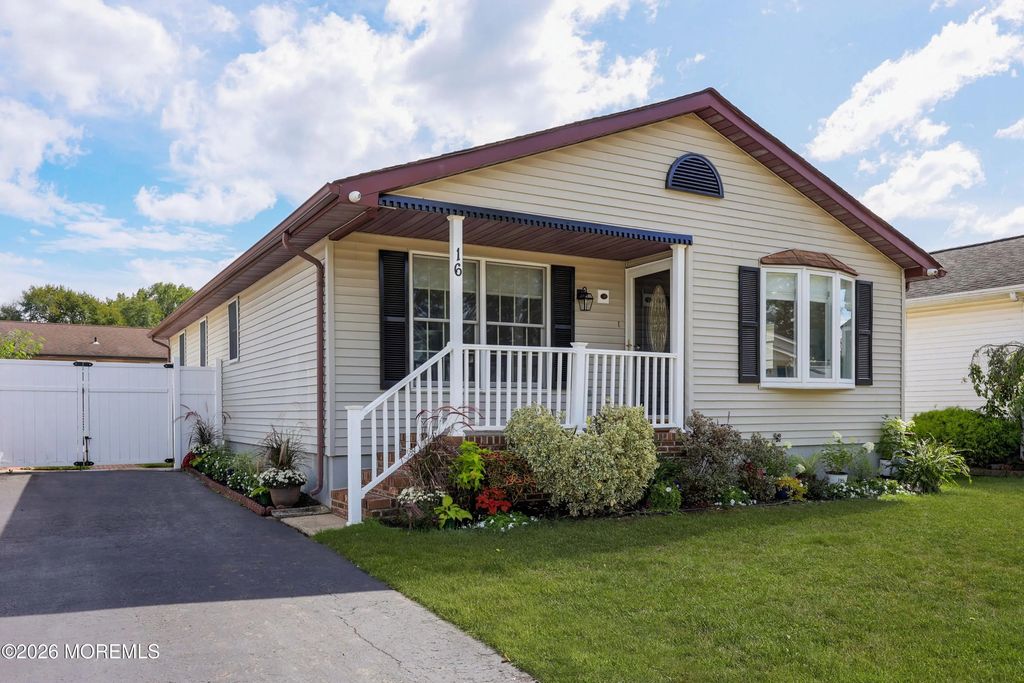 16 Pine Tree Lane, Manalapan