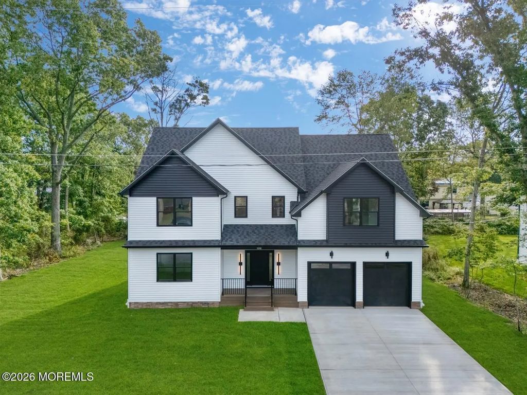 327 Arlington Avenue N, Bayville