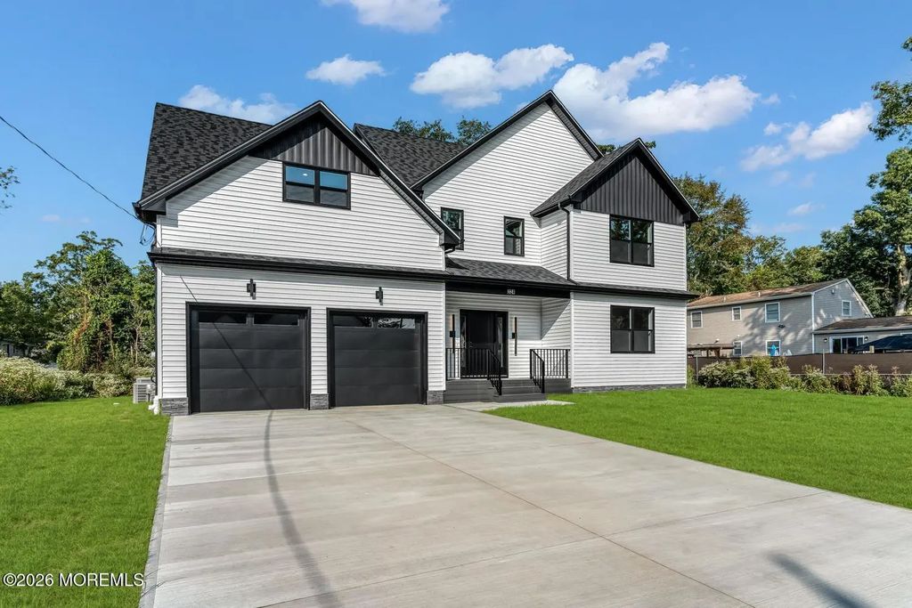 324 Arlington Avenue N, Bayville
