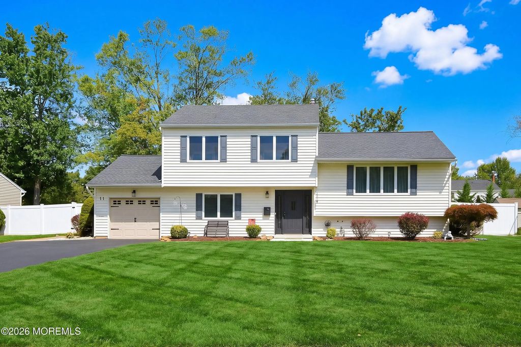11 Stratford Drive, Manalapan