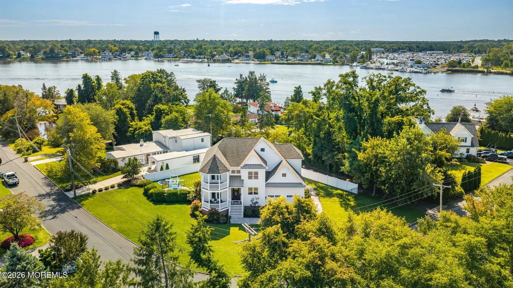 93 Flag Point Road, Toms River