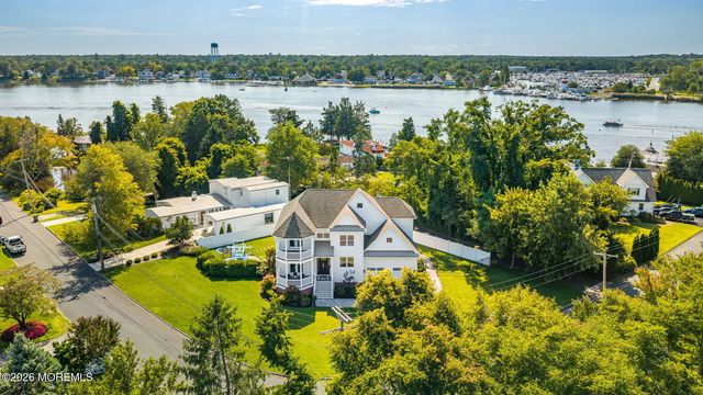 93 Flag Point Road, Toms River