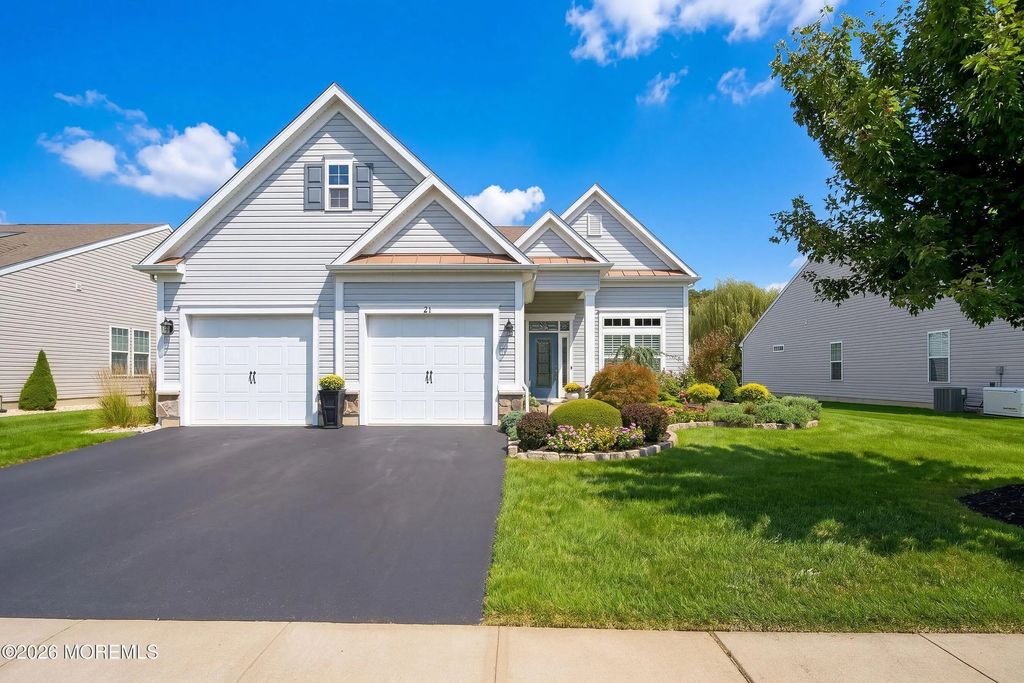 21 W Campania Lane, Farmingdale