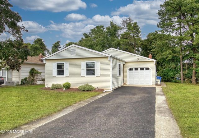 18 Maison Way, Toms River