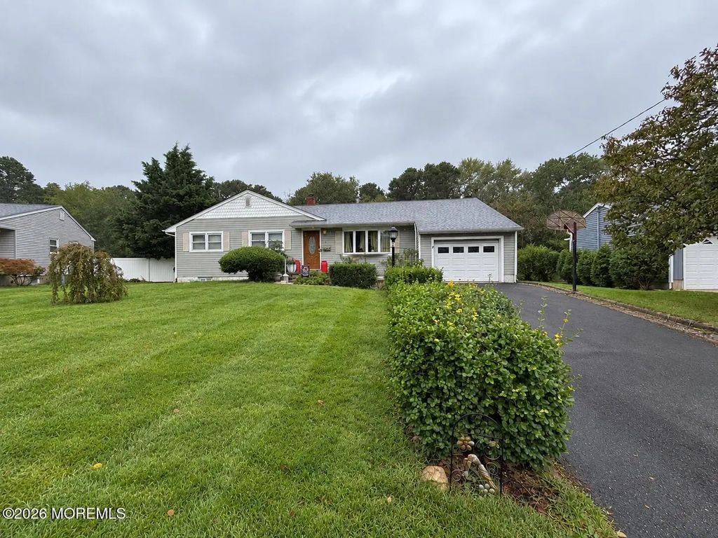 210 Village Way, Brick