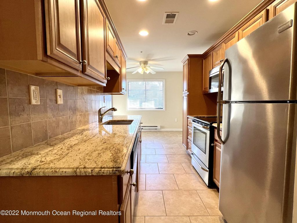 70 Overlook Way D, Manalapan