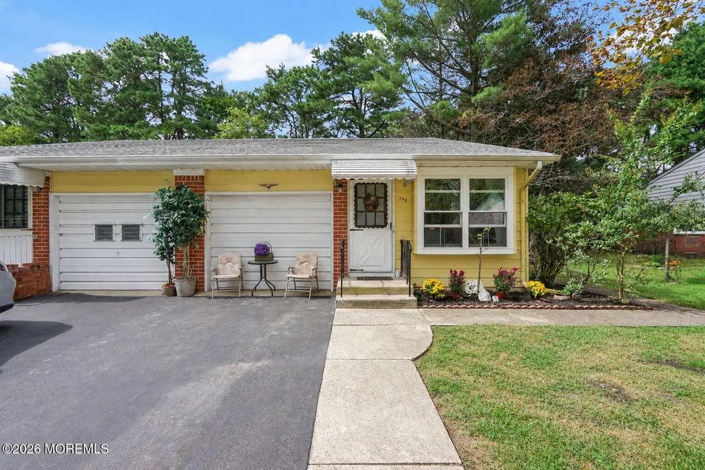 74b Yorktowne Parkway, Whiting