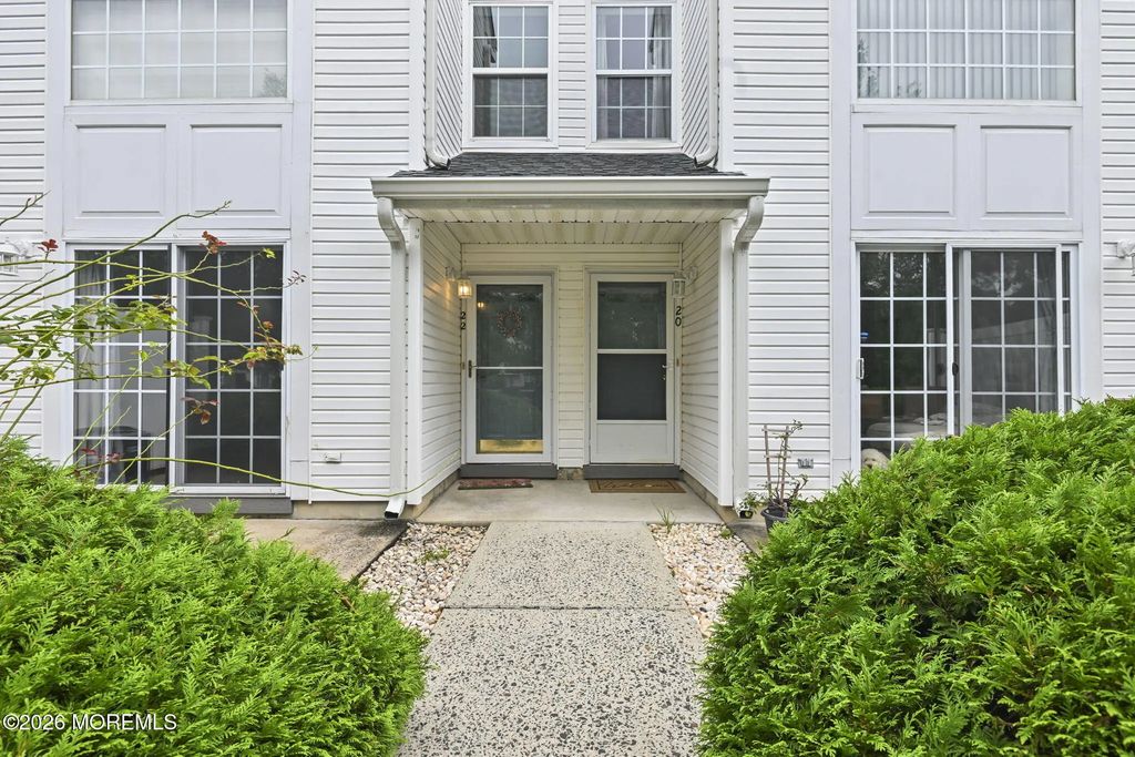 22 Dover Court, Tinton Falls