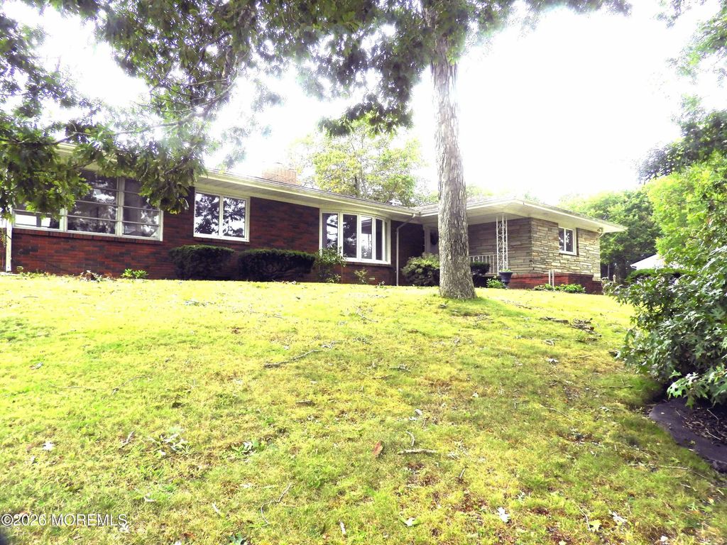 864 Breezy Oaks Drive, Toms River