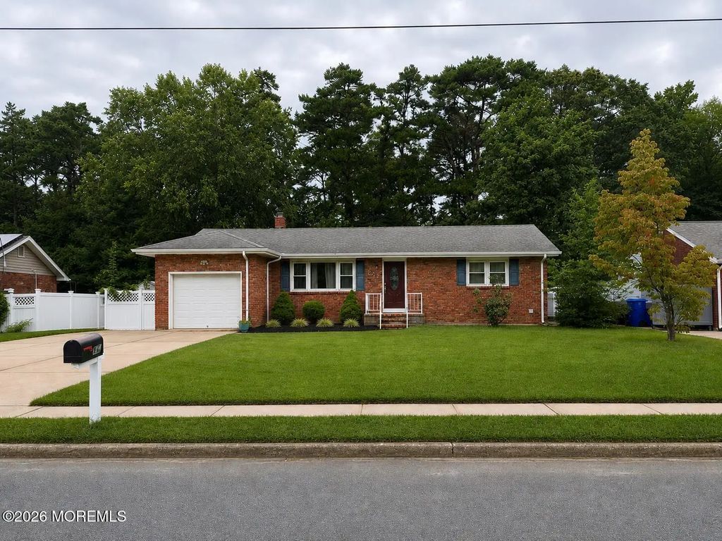 842 Regency Court, Toms River