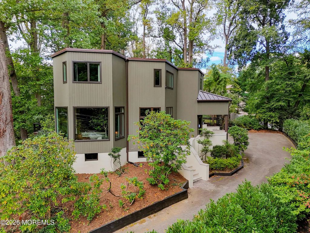 2 Fox Hunt Road, Holmdel