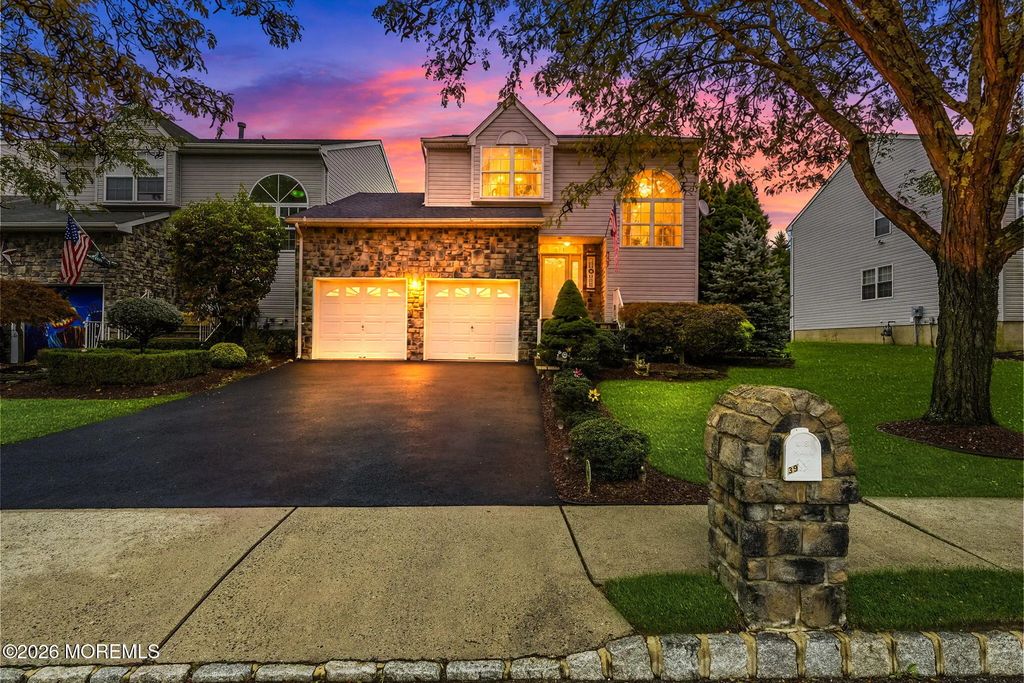 39 Hummingbird Court, Marlboro