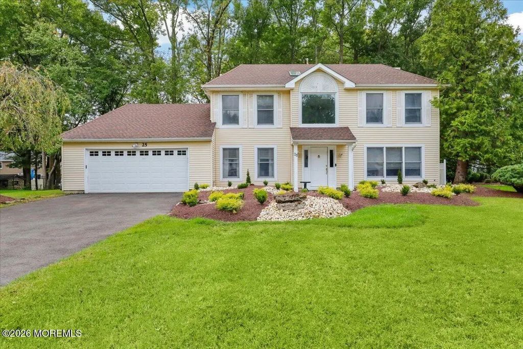 25 Winding Woods Way, Manalapan