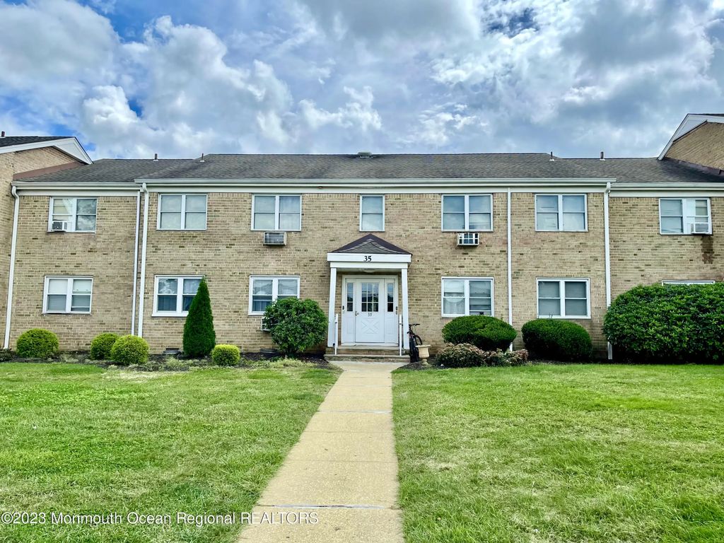 35 Manchester Court B, Freehold