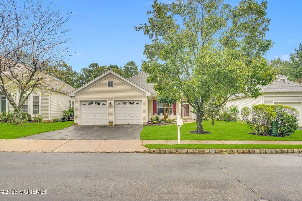 19 Goldenedge Way, Lakewood