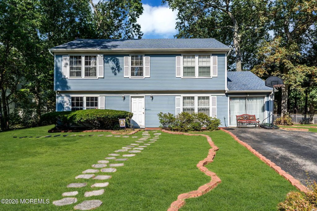 6 Riverwood Court, Toms River