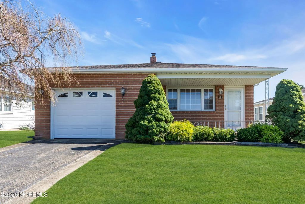 77 Pirogue Street, Toms River