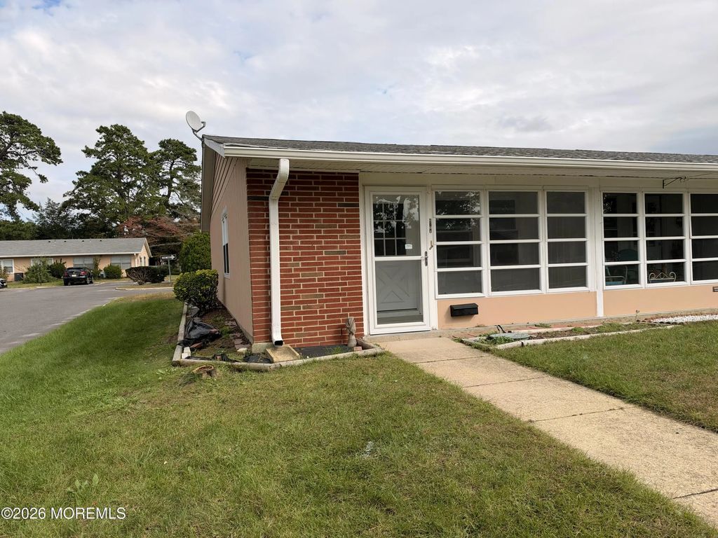670a New Castle Court, Lakewood