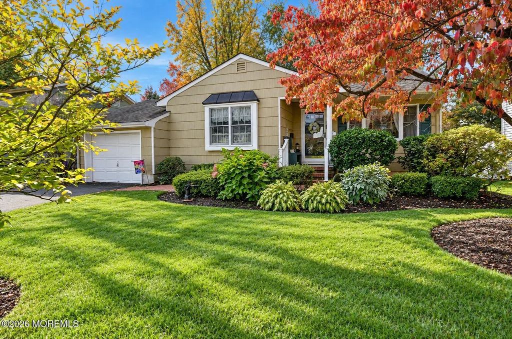 27 Alexander Avenue, Freehold
