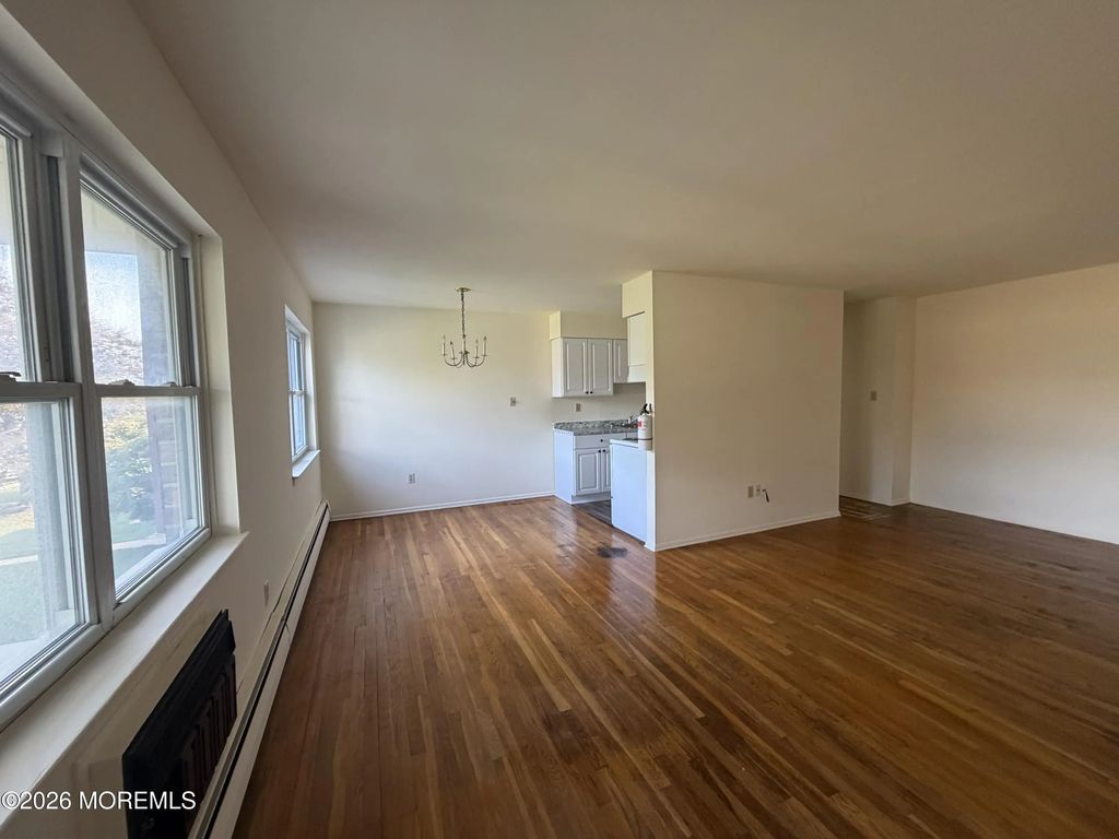 84 Manchester Court E, Freehold
