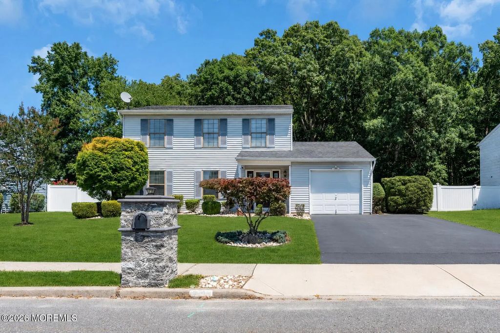 8 Honeysuckle Way, Howell