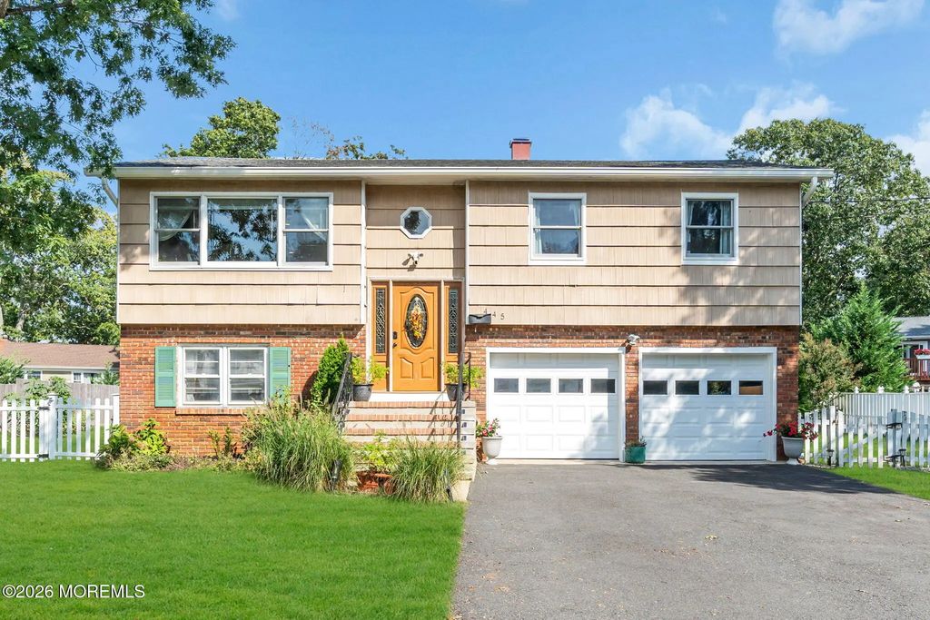 445 Bella Vista Road, Brick