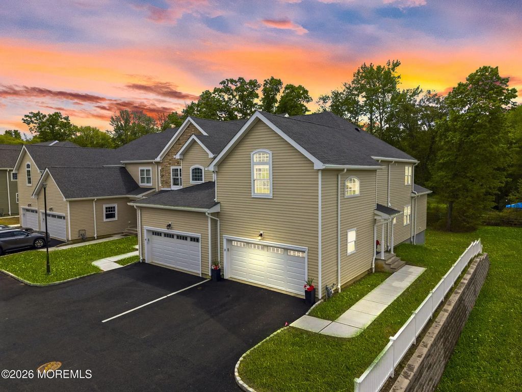 12 Remington Court, Farmingdale