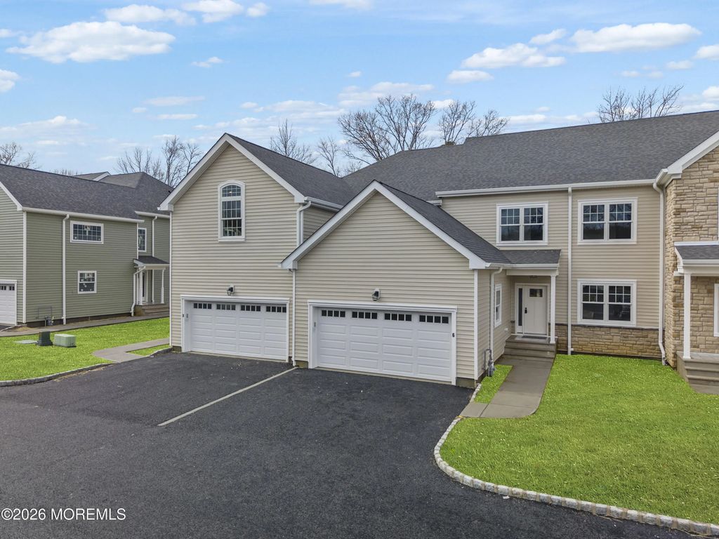 22 Remington Court, Farmingdale