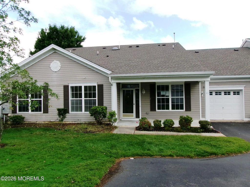 11 Sunnyfield Lane, Lakewood