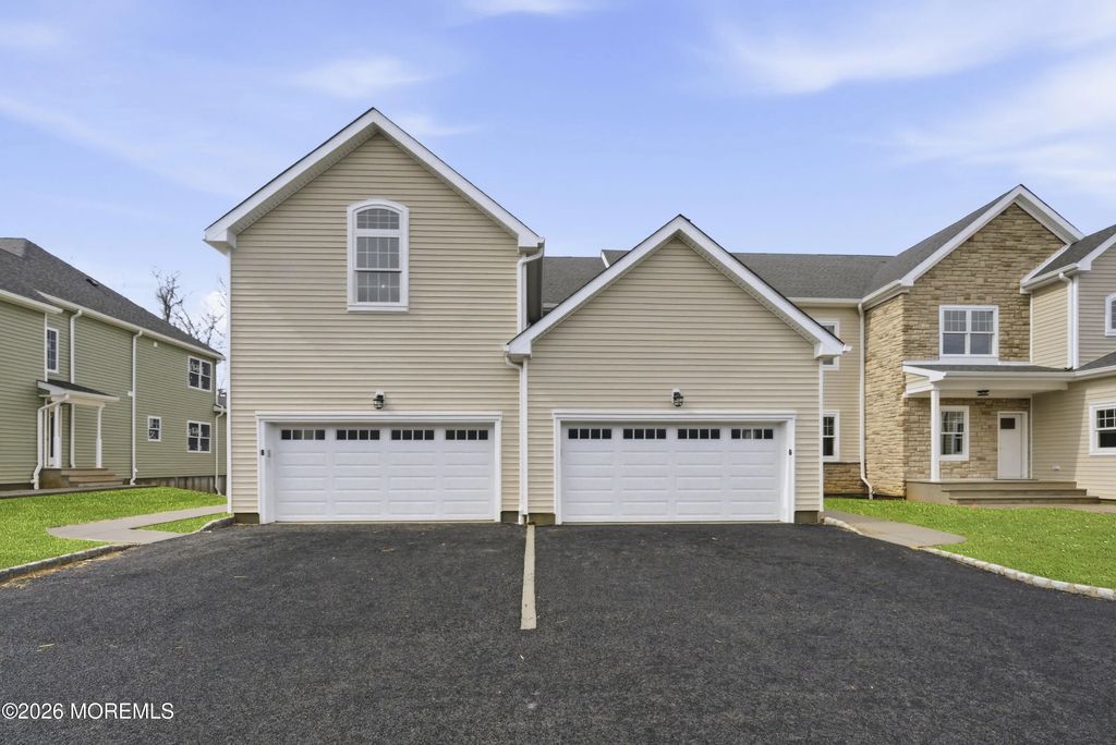 18 Remington Court, Farmingdale
