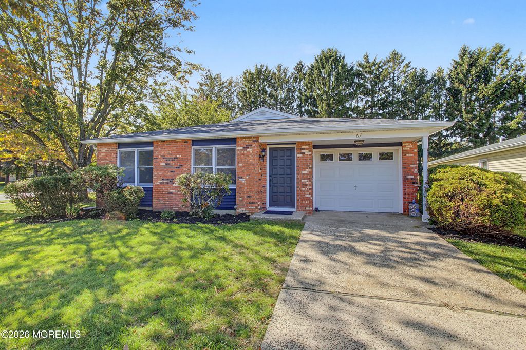 67 Lauren Lane N, Brick